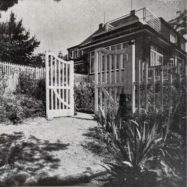 „Ausgang in die freie Heide“, Landhaus Genzsch, um 1907 aus: C. G. Bensel. Regierungsbaumeister, Architekt Hamburg (= Sonderheft der Bau-Rundschau), Hamburg, Konrad Hanf, 1914, S. 89